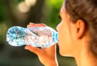minum air terlalu banyak — Gelas berisi air putih yang melambangkan pentingnya konsumsi cairan sesuai kebutuhan tubuh