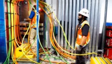 Pemerintah mulai membahas urgensi mekanisme tombol darurat untuk mematikan sistem kecerdasan buatan yang tidak terkendali.