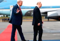 Presiden Donald Trump menandatangani rancangan undang-undang sanksi baru terhadap Rusia di Gedung Putih.