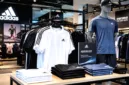 Adidas menghadirkan inovasi material tekstil terbaru pada koleksi baju olahraga tahun 2026.