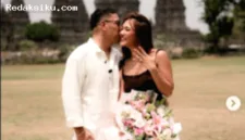 Penyanyi Marion Jola resmi dilamar kekasihnya, Dennis Talakua, dengan latar megah Candi Prambanan.