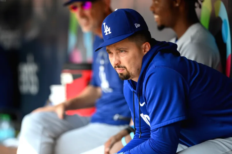 cedera Blake Snell — Pelempar Los Angeles Dodgers Blake Snell mengenakan seragam tim bisbolnya saat beraksi di lapangan.