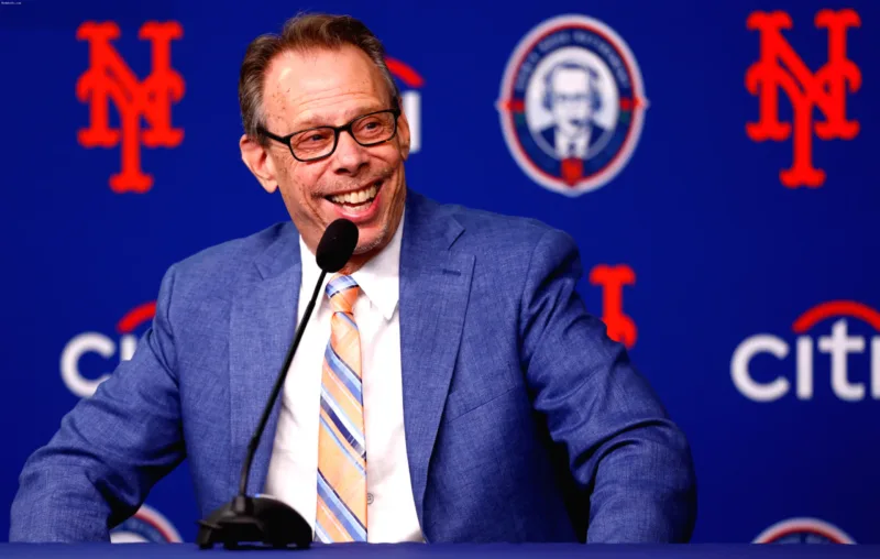 Howie Rose saat memandu siaran pertandingan terakhirnya sebagai penyiar New York Mets