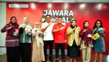 J&T Express memberikan apresiasi kepada para pelaku UMKM pemenang program Jawara Lokal untuk mendorong pertumbuhan ekonomi digital.