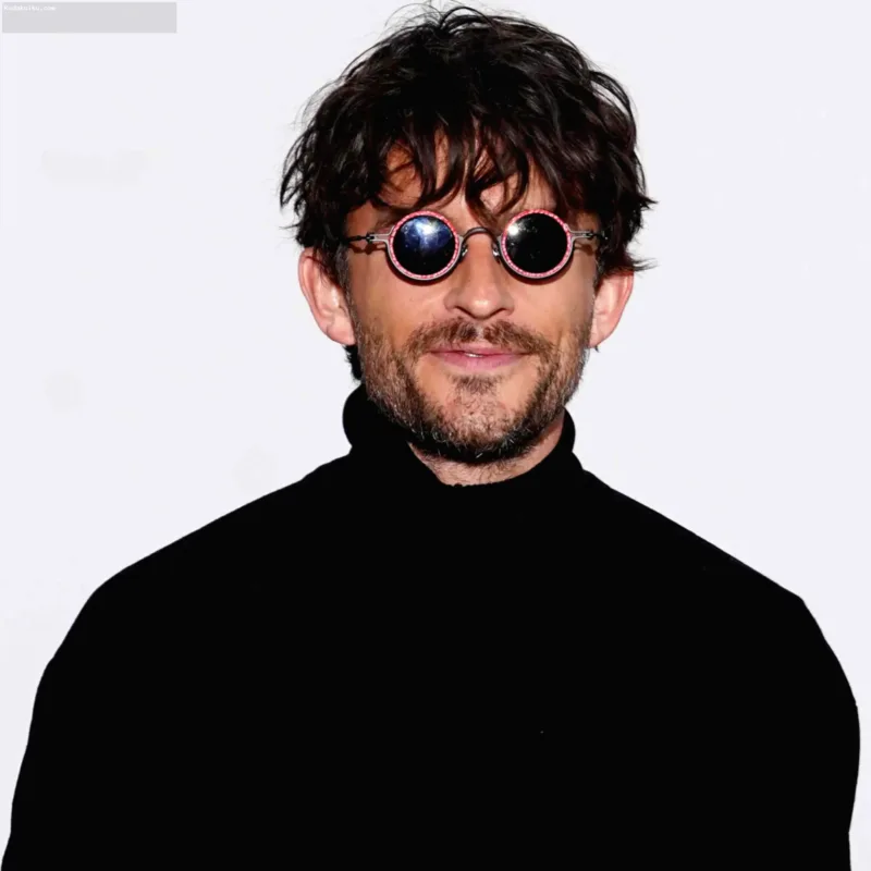 Jonathan Bailey tampil dengan gaya kasual dan menawan saat berada di London pada 23 September 2026.