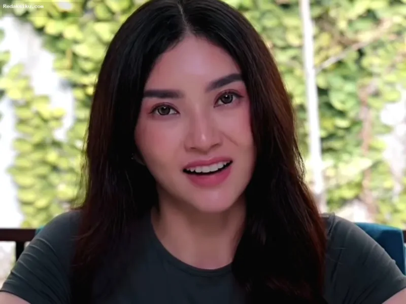 Pengacara Sarwendah — Chris Sam Siwu saat memberikan klarifikasi terkait isu perpindahan dukungan hukum dalam kasus Ruben Onsu dan Sarwendah