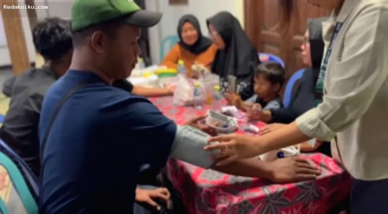 Mahasiswa KKN UNS memberikan sosialisasi pola hidup sehat kepada warga Tegalgondo