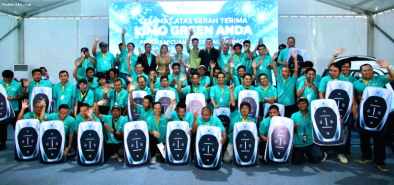 Green SM Luncurkan — Armada taksi listrik Green Limo 6 kursi dari Green SM yang diparkir di lokasi peluncuran