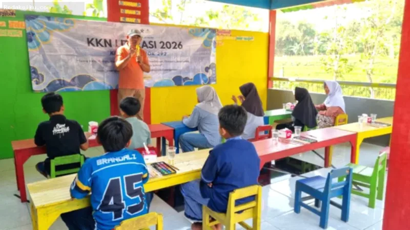 Mahasiswa KKN 292 UNS mendampingi anak-anak Desa Tawangsari dalam kegiatan lomba seni literasi di TK KB Pelangi.