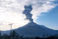 Gunung Lewotobi Laki-Laki di Flores Timur, Nusa Tenggara Timur dengan aktivitas vulkanik yang mulai menurun.