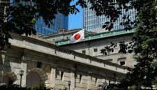 Gubernur Bank of Japan Kazuo Ueda memberi sinyal potensi kenaikan suku bunga lanjutan untuk merespons tren inflasi.