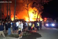 Gudang Kerajinan Jati — Gudang pengolahan kayu jati yang terbakar hebat di Desa Jenggrik, Ngawi.