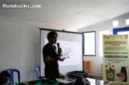 Tim Departemen Ilmu Gizi FKUI melatih 24 Duta Lingkungan mengolah sampah organik menggunakan budidaya maggot.