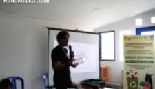 Tim Departemen Ilmu Gizi FKUI melatih 24 Duta Lingkungan mengolah sampah organik menggunakan budidaya maggot.