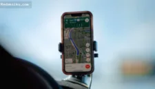 Ponsel tahan air menjadi kebutuhan penting bagi pengemudi ojek online untuk menghadapi cuaca ekstrem di jalan.