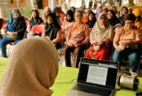 Ibu-ibu PKK Desa Sawo belajar mengolah limbah cangkang telur menjadi pupuk kalsium bersama mahasiswa KKN UNS.