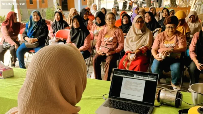 Ibu-ibu PKK Desa Sawo belajar mengolah limbah cangkang telur menjadi pupuk kalsium bersama mahasiswa KKN UNS.