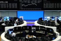 Grafik bursa global dan pergerakan harga minyak mentah yang mendekati US$ 100 per barel.