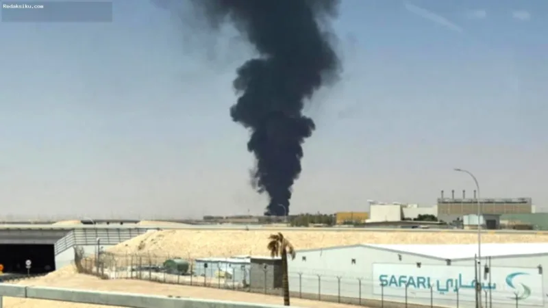 Kepulan asap hitam pekat terlihat di langit kawasan bandara Riyadh pasca serangan udara kelompok Houthi.