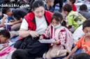 Anggota DPR RI Pinka Haprani memberikan trauma healing kepada anak-anak korban gempa bumi di Kabupaten Manggarai, NTT.
