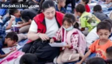 Anggota DPR RI Pinka Haprani memberikan trauma healing kepada anak-anak korban gempa bumi di Kabupaten Manggarai, NTT.