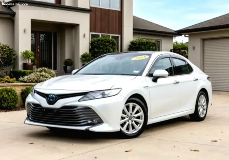 Sedan premium Toyota Camry V 2015 warna hitam terparkir dengan tampilan elegan