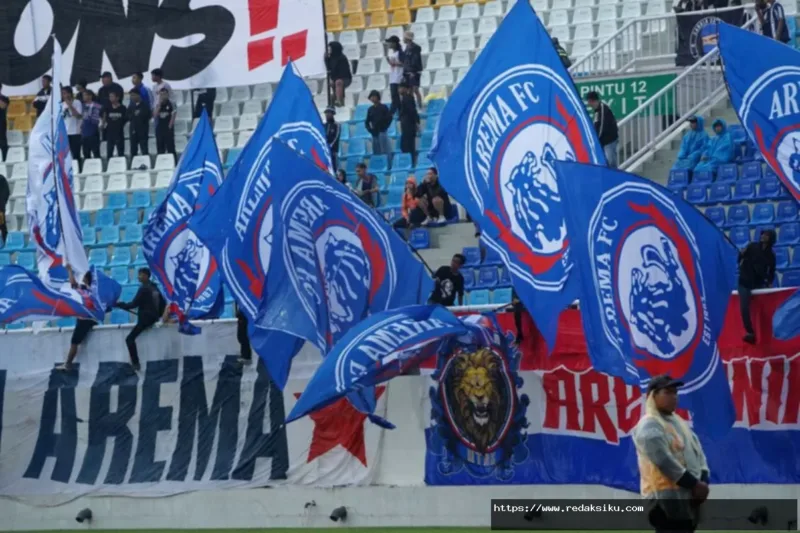 Pemain Arema FC bersiap menghadapi Kalteng FC di Stadion Kanjuruhan Malang.