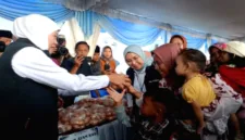 Pemerintah Provinsi Jawa Timur menggelar pasar murah ke-118 di Kabupaten Blitar guna menjaga stabilitas harga pangan.