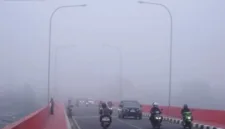 Kebakaran hutan dan lahan di Sumatra memicu aksi saling tuding antar kepala daerah terkait asal kabut asap.