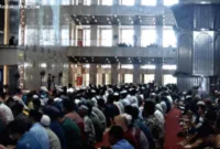 Teks Khutbah Jumat — Seorang khatib sedang menyampaikan khutbah di atas mimbar masjid dengan suasana khidmat.