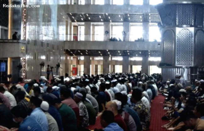 Teks Khutbah Jumat — Seorang khatib sedang menyampaikan khutbah di atas mimbar masjid dengan suasana khidmat.
