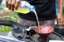 Warga di Cilegon berhasil melakukan inovasi dengan mengubah limbah sampah plastik menjadi bahan bakar minyak alternatif untuk motor.