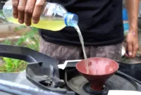 Warga Cilegon mengolah limbah sampah plastik menjadi bahan bakar minyak alternatif jenis petasol untuk motor.