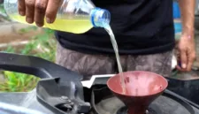 Warga di Cilegon berhasil melakukan inovasi dengan mengubah limbah sampah plastik menjadi bahan bakar minyak alternatif untuk motor.