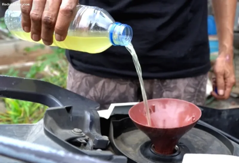 Warga Cilegon mengolah limbah sampah plastik menjadi bahan bakar minyak alternatif jenis petasol untuk motor.
