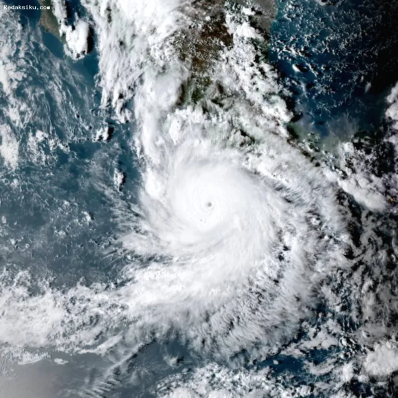 Badai Pasifik — Peta satelit menunjukkan sistem cuaca siklon tropis yang aktif di Samudra Pasifik mendekati wilayah Hawaii dan Meksiko.