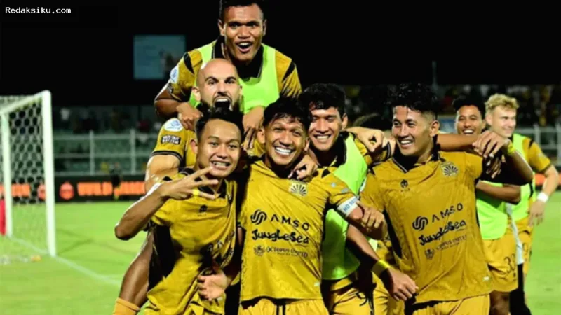 Pelatih Bhayangkara FC Oscar Bruzon di pinggir lapangan saat laga melawan Isenmulang Kalteng FC.