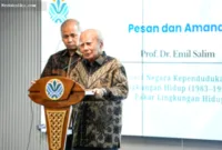 Emil Salim saat memberikan paparan mengenai kebijakan lingkungan hidup dan pembangunan berkelanjutan