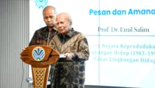 Emil Salim dikenal atas transformasi pemikirannya dalam menjaga kelestarian lingkungan hidup di Indonesia.