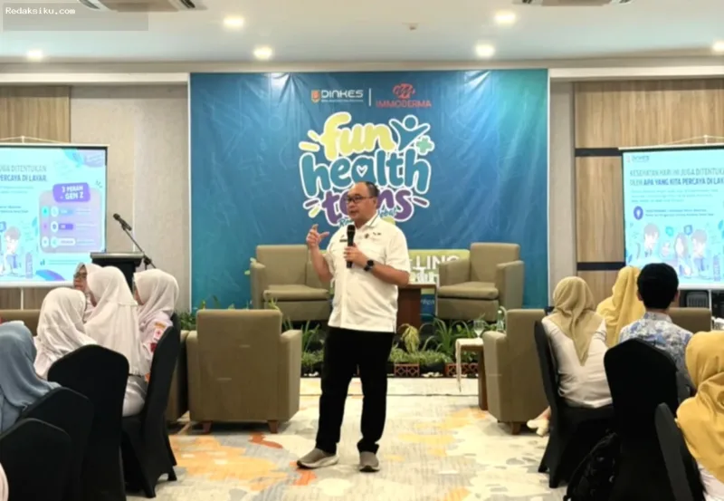 Perwakilan Immoderma dan Dinkes Semarang memberikan edukasi kesehatan fisik dan mental bagi remaja sekolah.