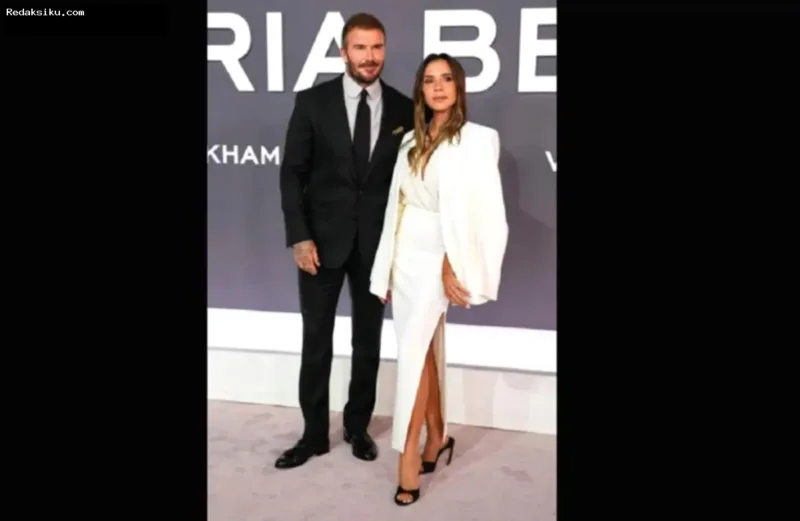 Pernikahan Langgeng David — David dan Victoria Beckham tampil serasi dalam balutan busana elegan.