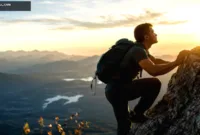 mental kuat — Seorang individu yang tampak percaya diri dan tenang saat berdiri di tengah keramaian.