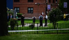 Garis polisi mengamankan lokasi penembakan remaja 14 tahun di kawasan Edgemere, Queens, New York City.