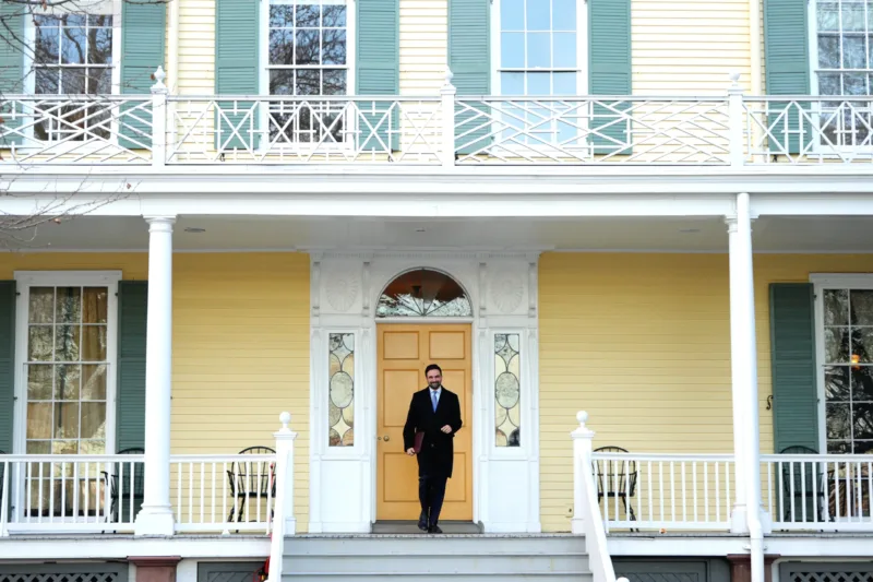 Wali Kota Zohran Mamdani saat bersiap menyambut Presiden Donald Trump di Gracie Mansion, New York.