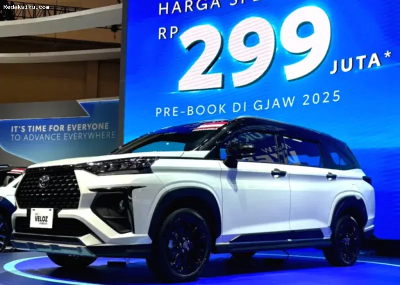 Harga Bekas Toyota — Tampilan eksterior Toyota Veloz V Hybrid 2025 berwarna putih yang diparkir di area dealer mobil bekas