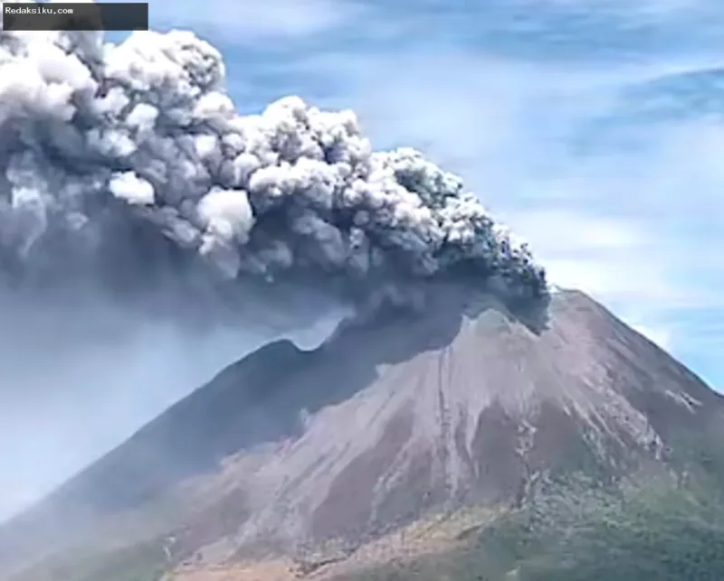 Gunung Sinabung di Karo yang berstatus Siaga dengan abu vulkanik