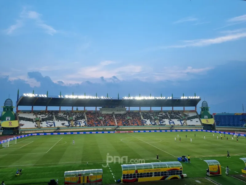 Persib Dilarang Main — Stadion Si Jalak Harupat di Bandung yang ditutup untuk persiapan FIFA ASEAN Cup 2026.