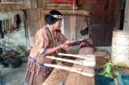 Tobani Tiku telaten memproses kulit kayu beringin menjadi kain tradisional kumu nunu di Desa Mataue.