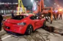 Proses evakuasi mobil Porsche yang masuk ke got di pinggir jalan tol Desari menarik perhatian publik.