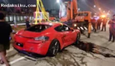 Proses evakuasi mobil Porsche yang masuk ke got di pinggir jalan tol Desari menarik perhatian publik.